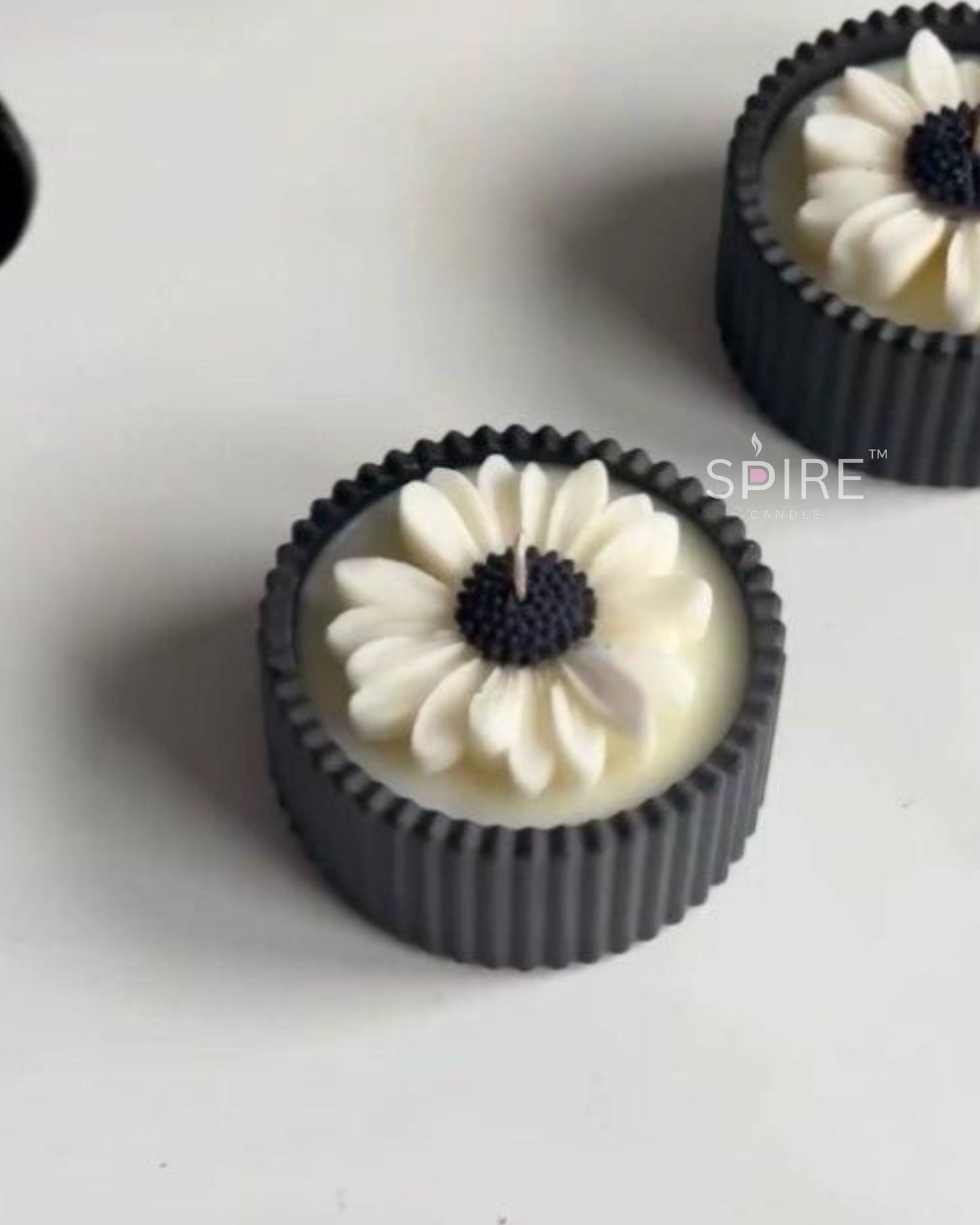 BLACK CONCRETE JAR WITH DAISY FLOWER CANDLE